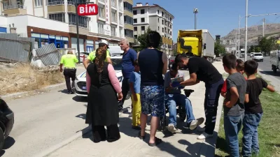 Malatya’da akülü tekerlekli sandalyesiyle ana yolda ters yöne ilerleyen engelli