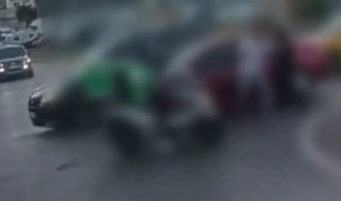 İstanbul Pendik’te trafikte birbirine giren ve yolu ulaşıma kapatan iki