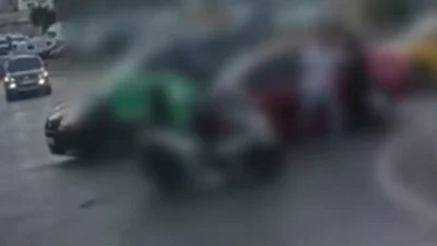 İstanbul Pendik’te trafikte araçlarından inerek hem birbirleriyle kavga eden hem