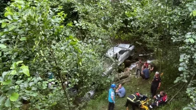 Trabzon’un Sürmene ilçesinde kontrolden çıkan bir kamyonetin fındık bahçesine yuvarlanması