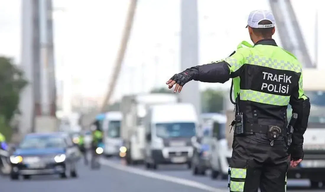 İzmir’in Menemen ilçesinde trafik denetimi yapan polis ekiplerinin dur ihtarına