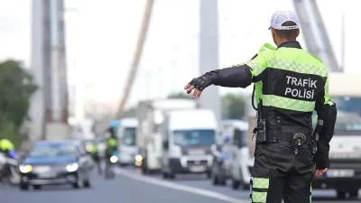 İzmir’in Menemen ilçesinde trafik denetimi yapan polis ekiplerinin dur ihtarına