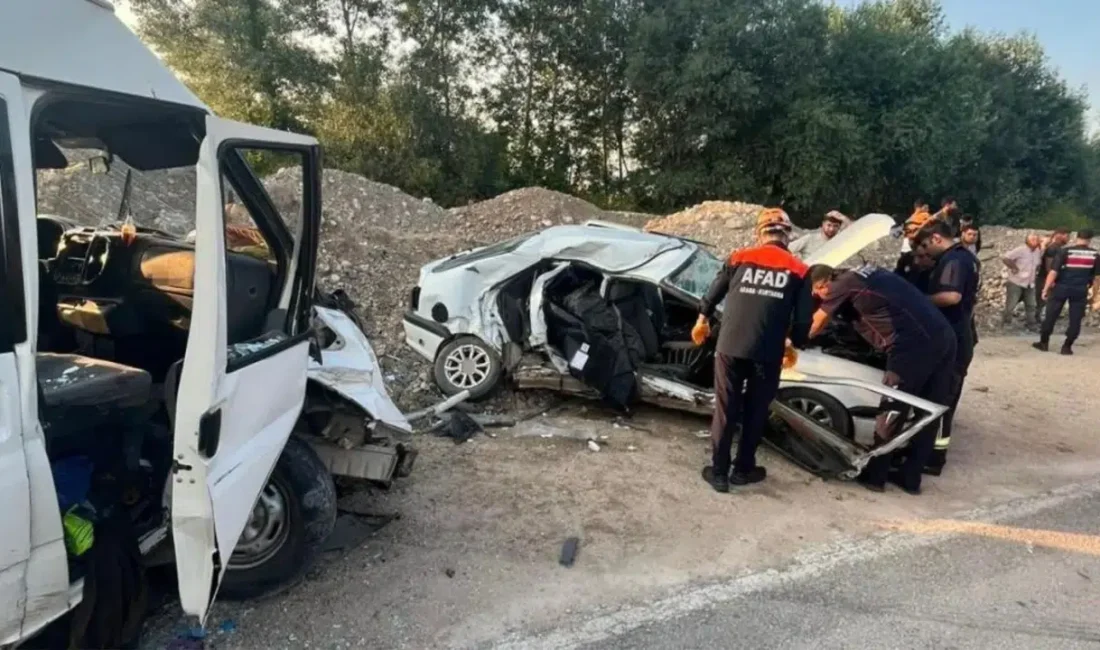 Amasya’da otomobil ile minibüsün çarpışması sonucu meydana gelen feci kaza
