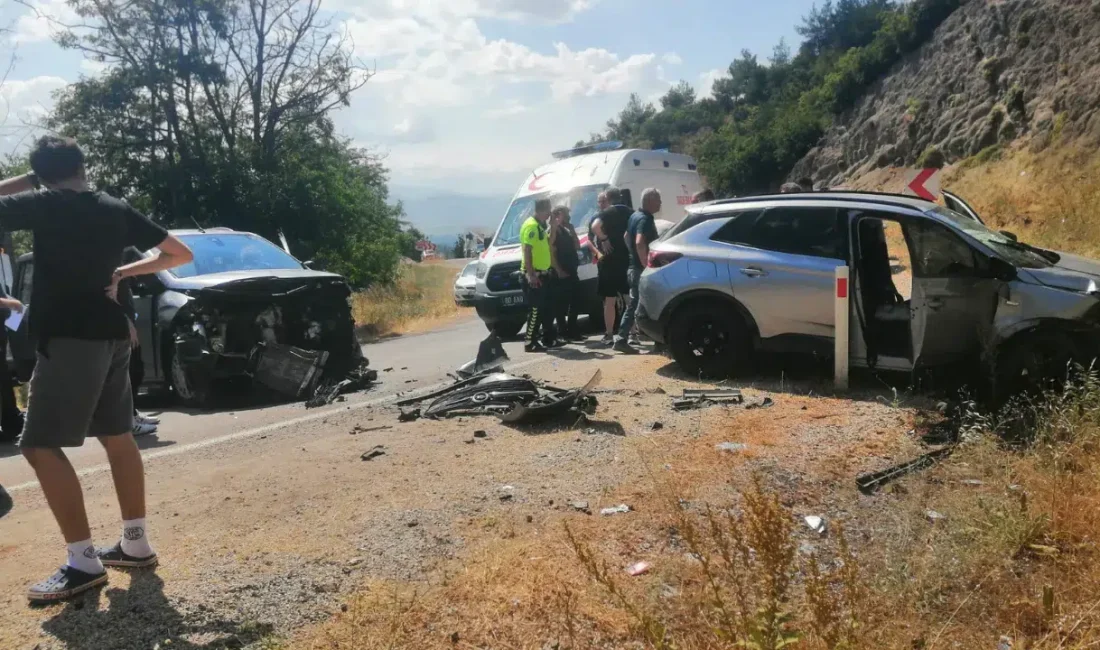 Tokat’ın Niksar ilçesinde iki otomobilin kafa kafaya çarpışması sonucu adeta