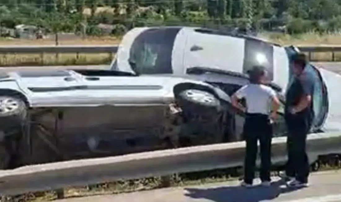 Bursa’nın İnegöl ilçesinde kontrolden çıkan iki otomobilin yolun orta refüjündeki