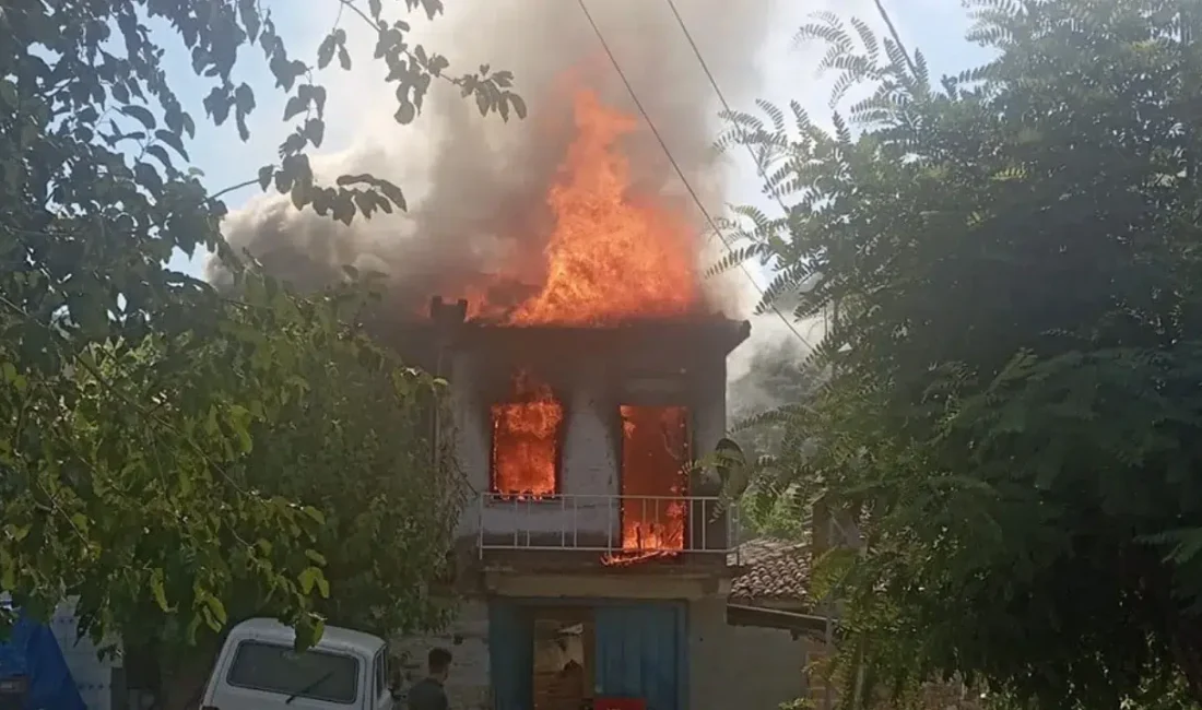 İzmir’in Bayındır ilçesinde dün gece saatlerinde yükselen alevler iki katlı