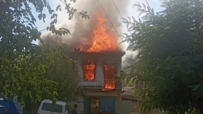 İzmir’in Bayındır ilçesinde dün gece saatlerinde yükselen alevler iki katlı
