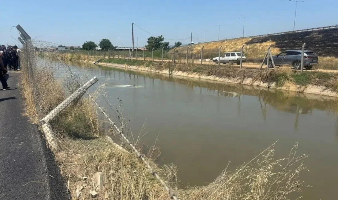 Aydın’ın Efeler ilçesinde kontrolden çıkarak sulama kanalına devrilen otomobilde adeta