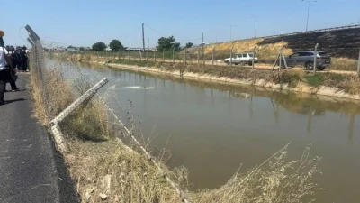 Aydın’ın Efeler ilçesinde kontrolden çıkarak sulama kanalına devrilen otomobilde adeta