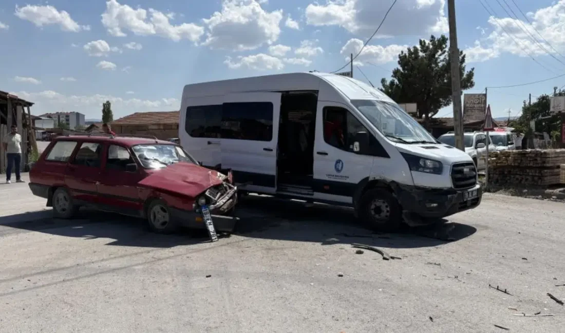 Çorum’da kavşakta meydana gelen ve iki aracın çarpıştığı feci trafik