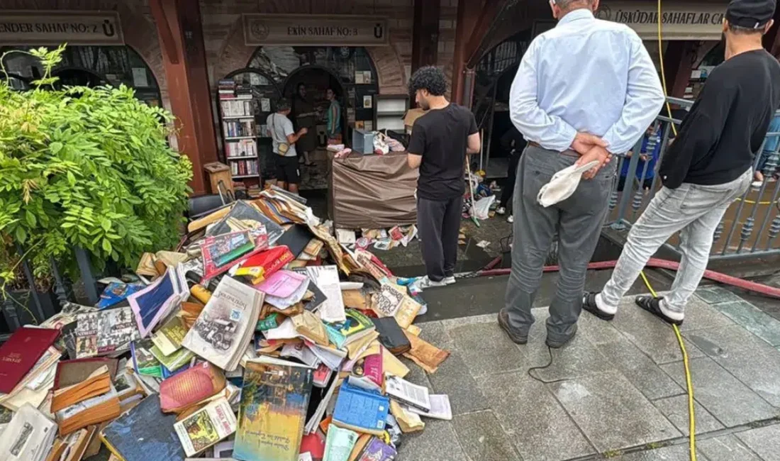 İstanbul’da aniden bastıran gök gürültülü sağanak yağış, tarihi Üsküdar Sahaflar