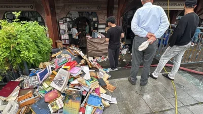 İstanbul’da aniden bastıran gök gürültülü sağanak yağış, tarihi Üsküdar Sahaflar