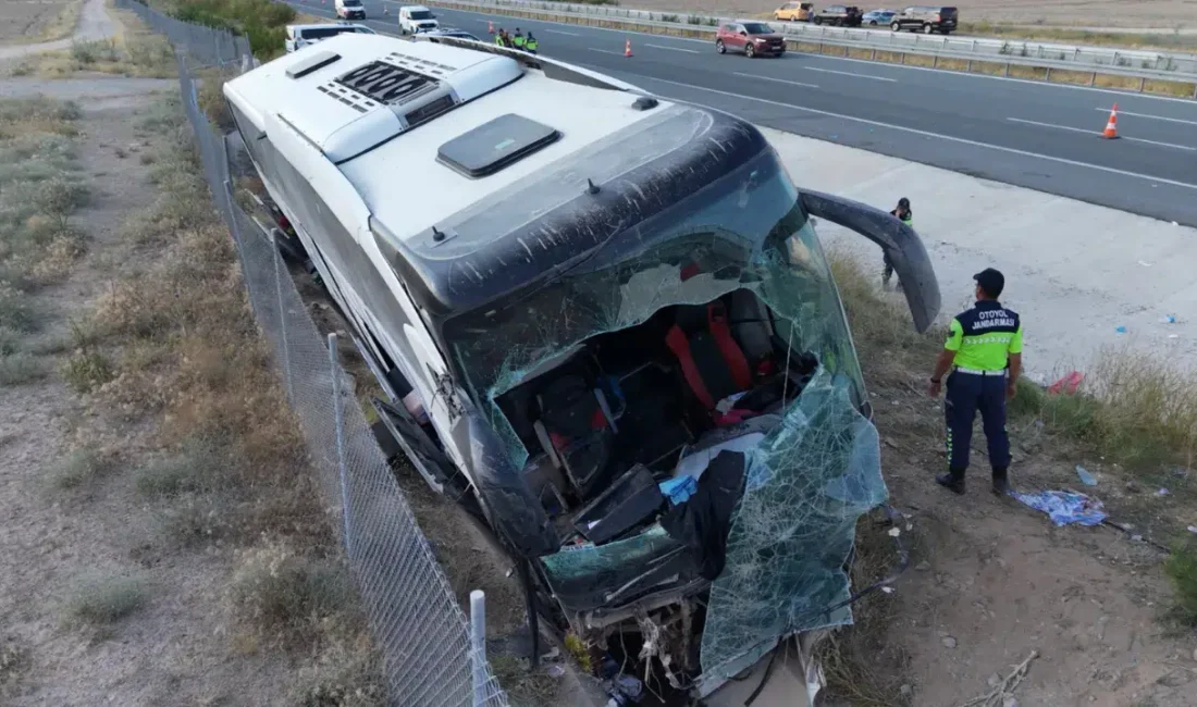 Niğde-Ankara otoyolunda kontrolden çıkarak şarampole devrilen ve 44 kişinin yaralanmasına