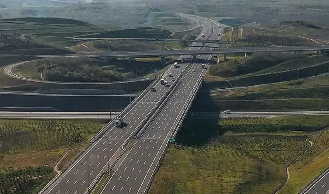 Kuzey Marmara Otoyolu’nda seyir halindeki sunta yüklü bir kamyonetin motor