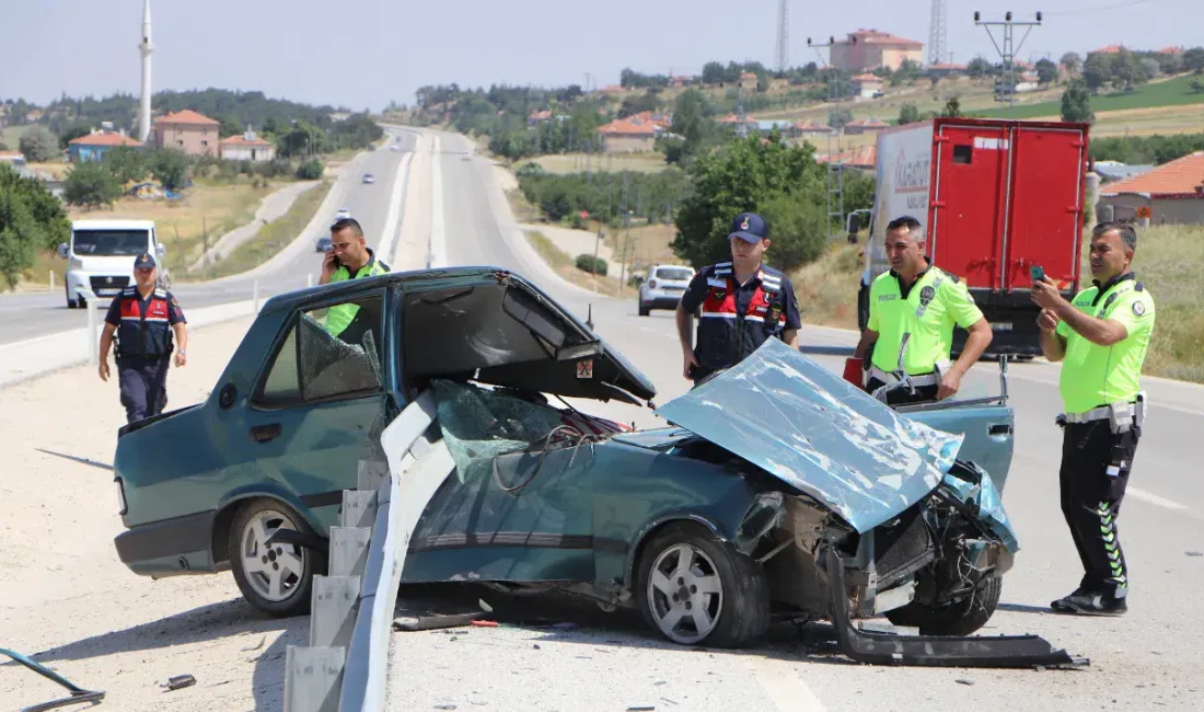 Karaman’da kontrolden çıkan Tofaş marka otomobilin demir bariyerlere adeta ok