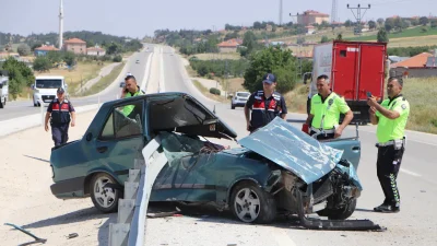 Karaman’da kontrolden çıkan Tofaş marka otomobilin demir bariyerlere adeta ok