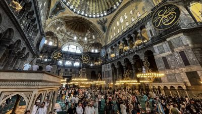 İstanbul’un tarihi simgelerinden Ayasofya-i Kebir Camii’nde yaşanan sıra dışı olay,