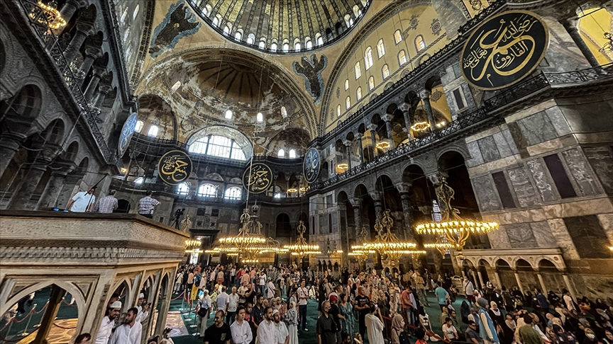 İstanbul’un tarihi simgelerinden Ayasofya-i Kebir Camii’nde yaşanan sıra dışı olay,