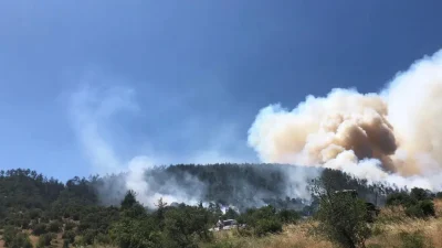 Balıkesir’in Kepsut ilçesinde öğleden sonra başlayan arazi yangını rüzgarın da