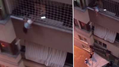 Denizli’de bir apartmanın balkon koruma filesine takılarak boşlukta asılı kalan