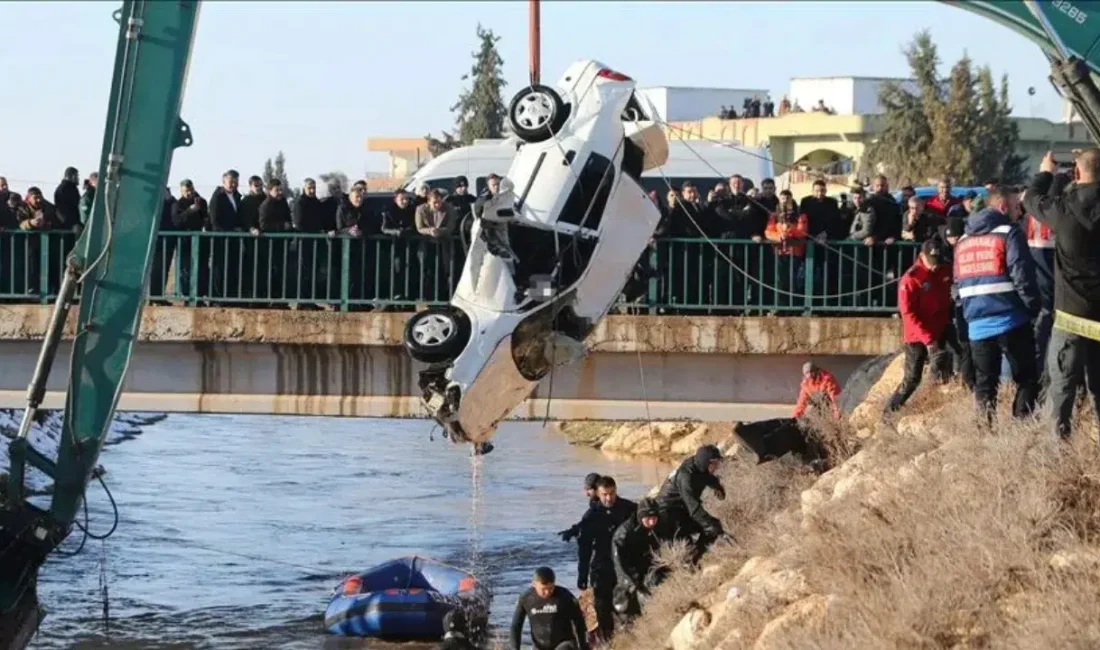 Erzincan’da kontrolden çıkarak sulama kanalına uçan otomobilin sürücüsü, adeta can
