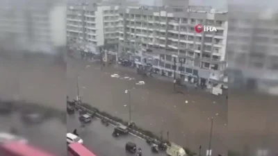 Hindistan genelinde etkisini artıran şiddetli muson yağışları adeta hayatı durdurdu.