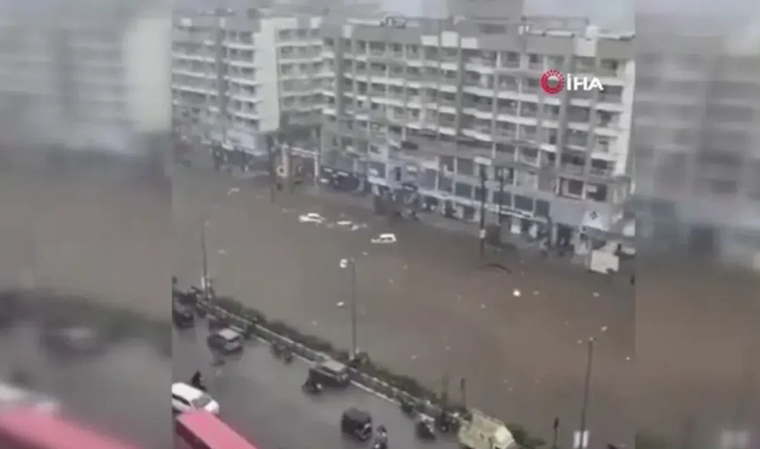 Hindistan’da aniden bastıran şiddetli muson yağışları hayatı adeta durma noktasına