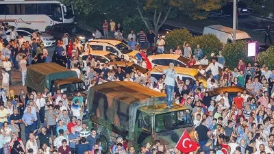 Başarısız darbe girişiminin üstünden tam on yıl geçti. Her şey