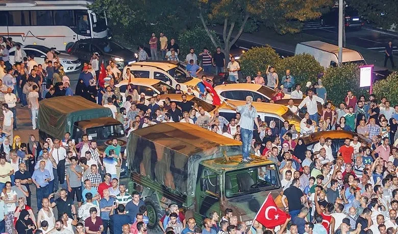 Başarısız darbe girişiminin üstünden tam on yıl geçti. Her şey