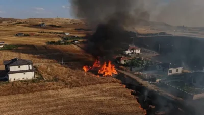 Kırıkkale’nin Ahılı köyünde sorumsuzca atılan bir sigara izmariti, rüzgarın da