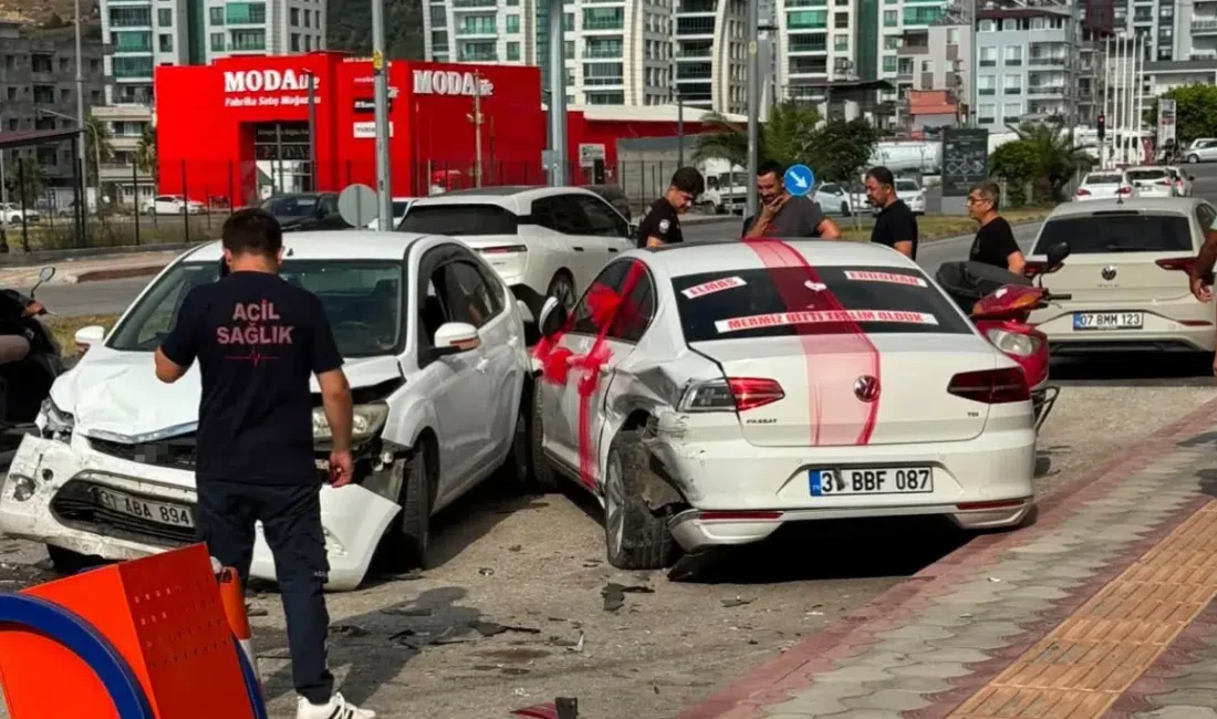 Hatay’ın İskenderun ilçesinde süslenmiş gelin arabası ile başka bir otomobilin