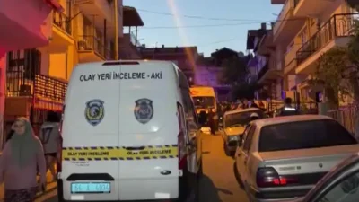 Uşak’ta bahçesindeki ağaçtan dut toplamak amacıyla iki katlı evin çatısına