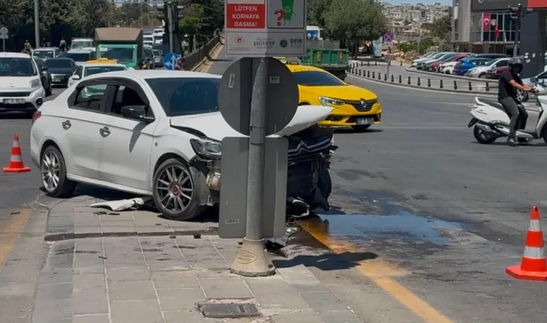 Gaziantep’te üç otomobilin karıştığı zincirleme trafik kazası kentte büyük bir