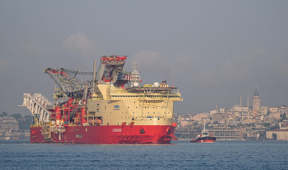 İstanbul Boğazı, sabahın ilk ışıklarında adeta nefes kesen anlara sahne