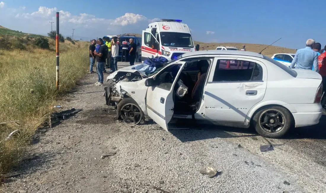 Bitlis’in Tatvan ilçesinde iki otomobilin çarpışması sonucu meydana gelen feci