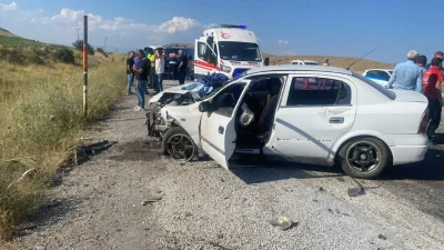 Bitlis’in Tatvan ilçesinde iki otomobilin çarpışması sonucu meydana gelen feci
