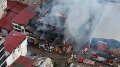 Diyarbakır’ın Kayapınar ilçesinde bir marangoz atölyesinde aniden yükselen alevler büyük