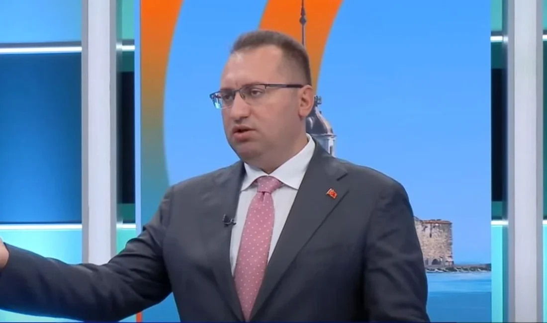 Gaziosmanpaşa Belediye Başkanlığı görevinden uzaklaştırılan CHP’li Hakan Bahçetepe ve beraberindeki