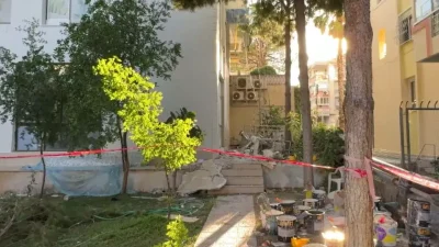İzmir’in Balçova ilçesinde 9 katlı bir binanın dış cephe çalışması