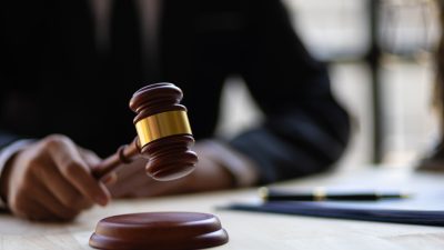 Sosyal medyada bir siyasetçiye “pislik” ifadesini kullandığı gerekçesiyle yerel mahkeme
