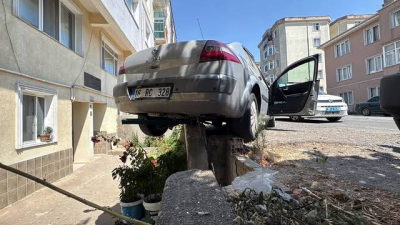 Tekirdağ’ın Çorlu ilçesinde sürücüsünün el frenini çekmeyi unuttuğu iddia edilen