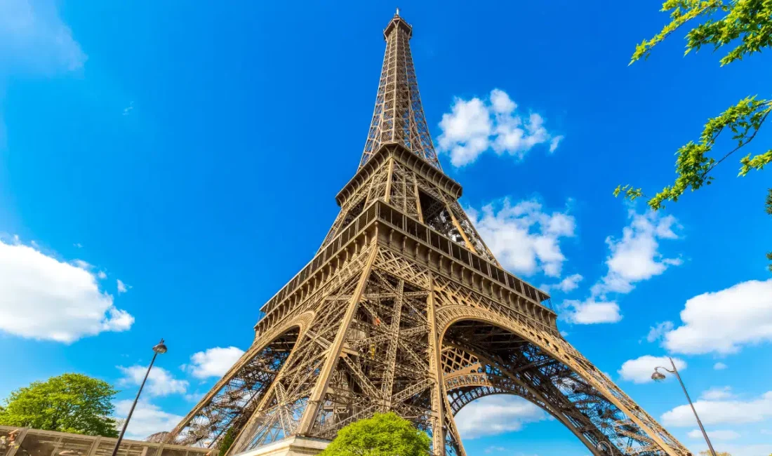 Fransa’nın başkenti Paris’te termometrelerin 39 dereceye yaklaşmasıyla birlikte şehirde kırmızı