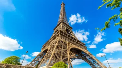 Fransa’nın başkenti Paris’te termometrelerin 39 dereceye yaklaşmasıyla birlikte şehirde kırmızı