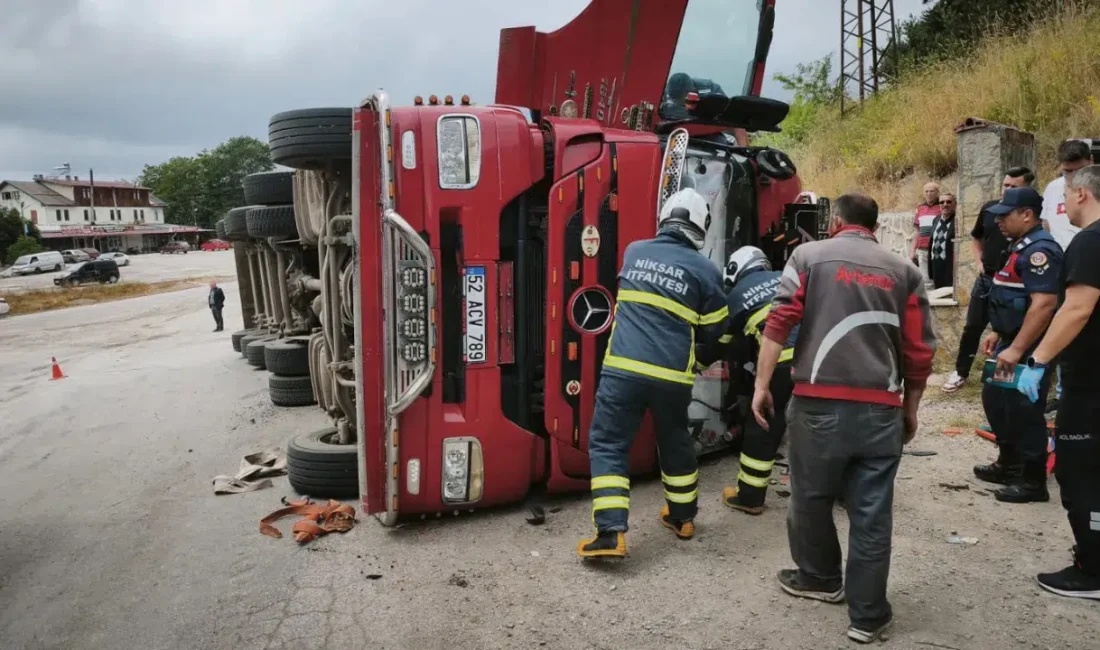 Tokat’ın Niksar ilçesinde kontrolden çıkarak devrilen kamyonet bölgede büyük bir