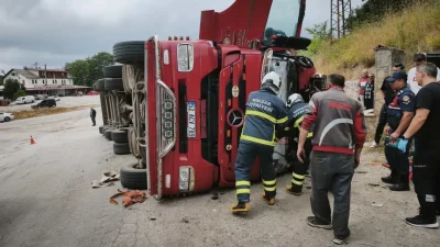 Tokat’ın Niksar ilçesinde kontrolden çıkarak devrilen kamyonet bölgede büyük bir