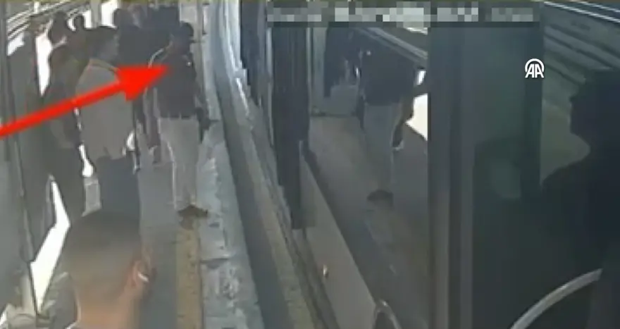 İstanbul’un en yoğun toplu taşıma hattı olan metrobüste yaşanan akılalmaz