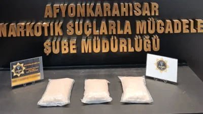 Afyonkarahisar’da polis ekiplerinin gerçekleştirdiği başarılı uyuşturucu operasyonunda, şüphe üzerine durdurulan