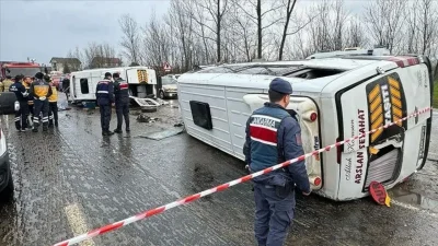 Bursa’nın Gemlik ilçesinde fabrika işçilerini taşıyan servis minibüsü ile bir