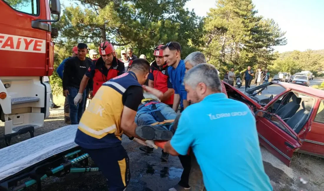 Balıkesir’in Dursunbey ilçesinde iki otomobilin çarpışması sonucu meydana gelen feci