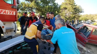 Balıkesir’in Dursunbey ilçesinde iki otomobilin çarpışması sonucu meydana gelen feci